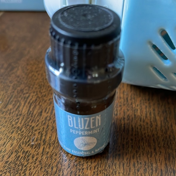NWT Bluzen Ceramic Plug-In Essential Oil Diffuser in lovely powder blue + oil - Picture 6 of 11